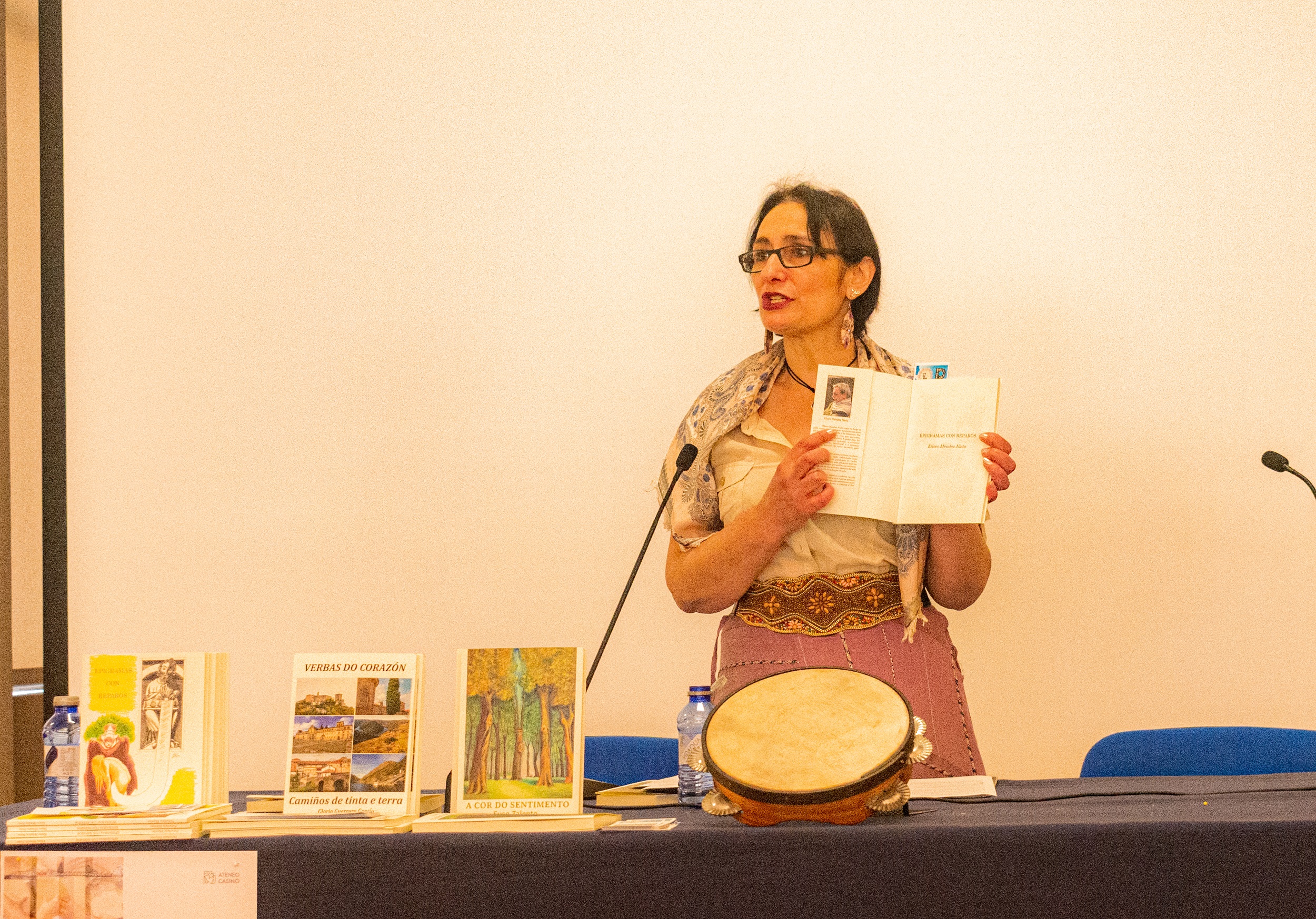 Editoria presentando a obra de Eliseo